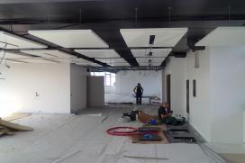 Accessibilité à la masse thermique du plafond en béton grâce à la présence seulement partielle de faux-plafonds