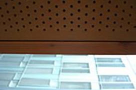 Les plafonds sont bruts pour assurer une bonne inertie thermique. Des panneaux isolants habillés de bois perforé jouent le rôle d'absorbant acoustique