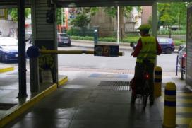 Les barrières d'accès aux parkings doivent le cas échéant réserver la place nécessaire au passage des vélos