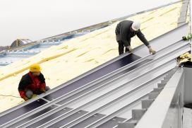 Installation d’une couverture de toiture BIPV avec joints debout